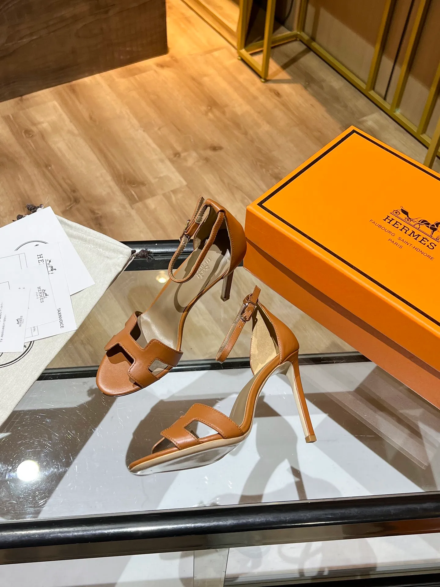 👟👟Ex-factory price 600👟👟 Hermès high-heeled sandals Hermès high-heeled shoes are the simplest, most durable and elegant I have ever seen! ! ! It can hold any style, and the height of 10.5cm is easy to control. Each color has its own unique style. You must buy this one, it is really easy to wear and look good! size: 35-40 (34.40.41 customization is non-returnable and non-exchangeable)